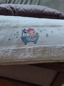 Serviette blanche bébé dans son bain