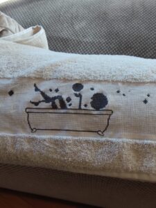 Serviette blanche femme dans son bain