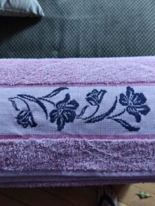 Serviette rose fleurs bleues