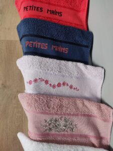 Serviettes de toilette de différentes couleurs