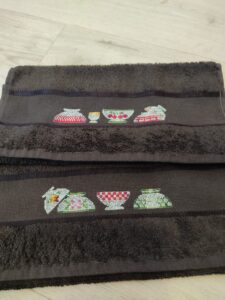 Serviettes foncées tasses