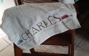 Serviette de toilette prénom Charles avec petites voitures